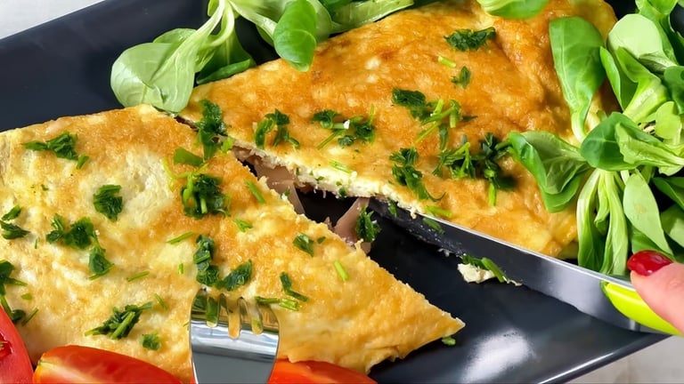 Piega e servi l'omelette salata