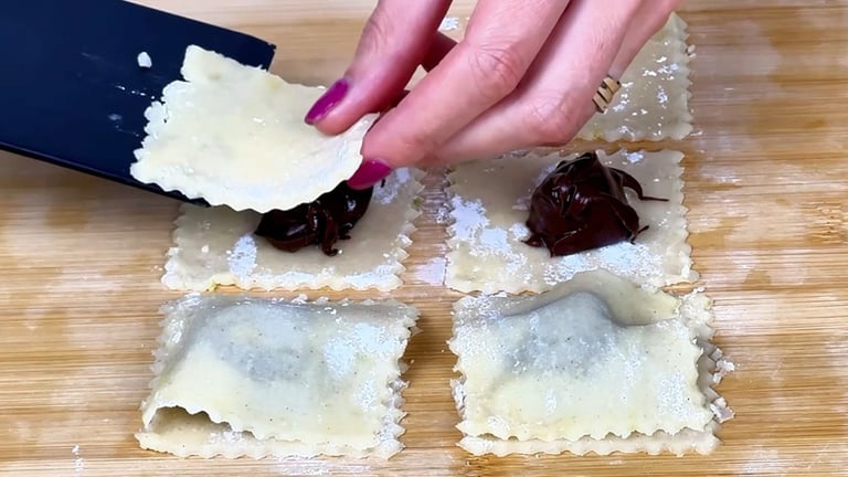 Posiziona le palline di crema congelata su metà dei quadrati e chiude