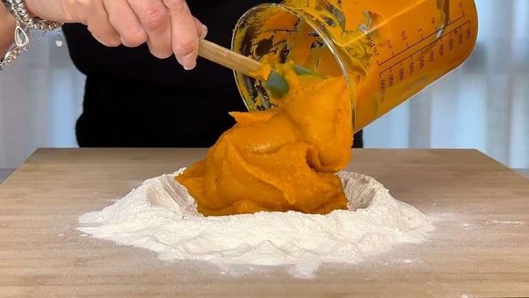 Preparare l’impasto la purea di zucca tiepida e farina