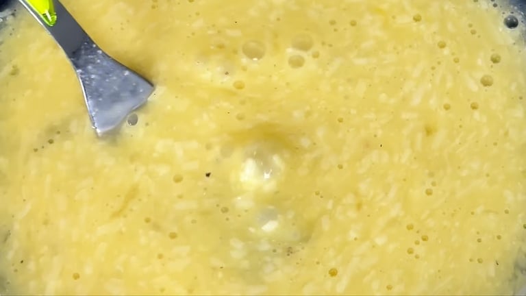 Sbatti le uova per l'omelette salata