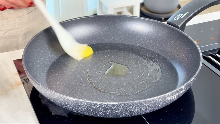 Scalda la padella per l'omelette salata