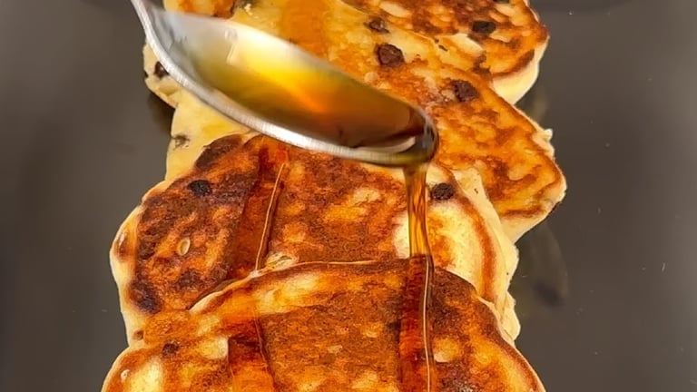 Servi i pancake caldi con i tuoi topping preferiti