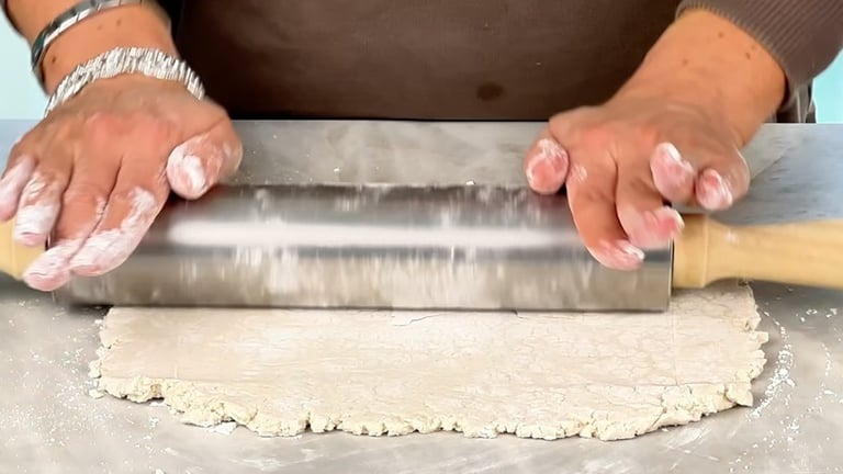 Stendi l’impasto con un mattarello