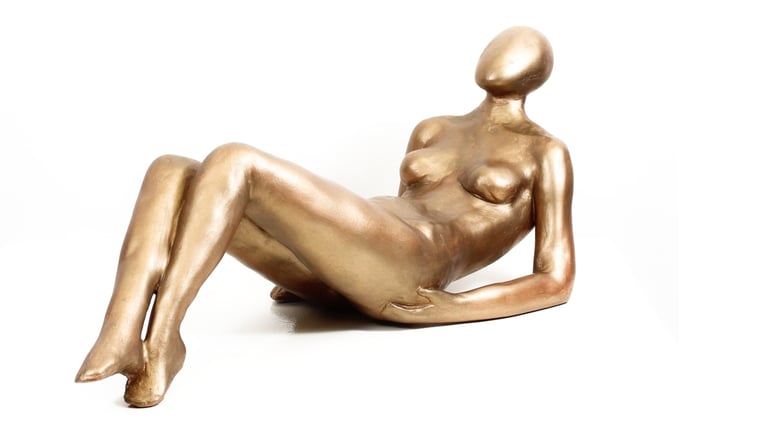 Sculpture de Lode intitulée Bain de soleil, représentant une femme allongée