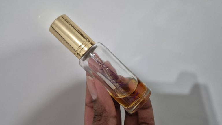 mão-segurando-frasco-perfume-contratipo