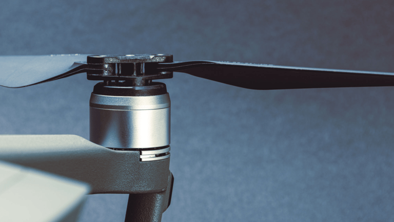 a propeller plane with a propeller and a propeller