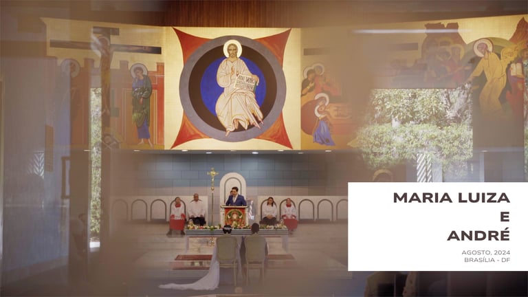 Casal no altar em cerimônia católica em Brasília, com igreja decorada e atmosfera solene.