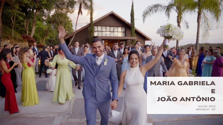Casal celebra saída da cerimônia de casamento no Espaço da Lenda, em Brasília, rodeado por convidado