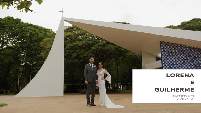 Casal posa após o casamento em frente à Igrejinha da 308 Sul, em Brasília.