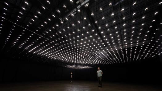 Rafael Lozano-Hemmer, "Field Atmosphonia", 2020.