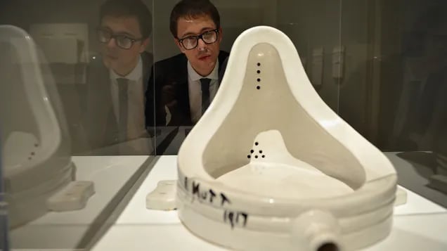 Um visitante observa a mais famosa obra do artista francês Marcel Duchamp, intitulada A Fonte , 1917