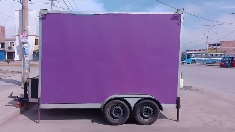 Vista posterior de carro de comida rápida antiguo de Remolca2 Foodtruck