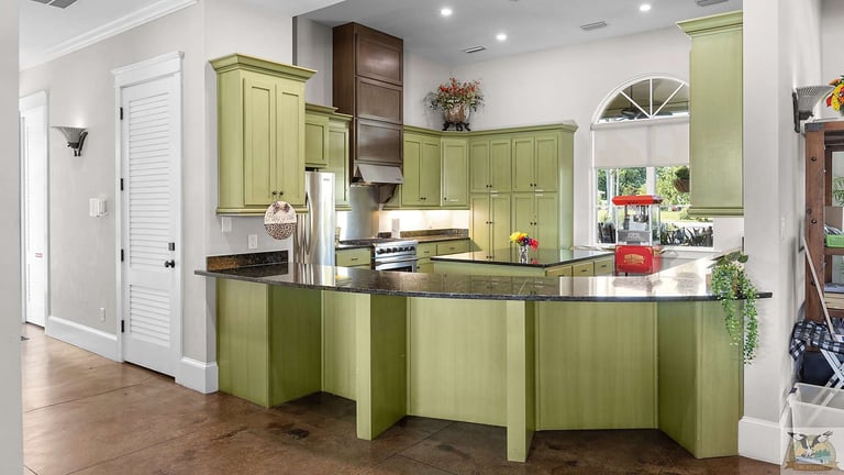 Owner/Guest-use Kitchen: Whip up tasty meals with friends and family.