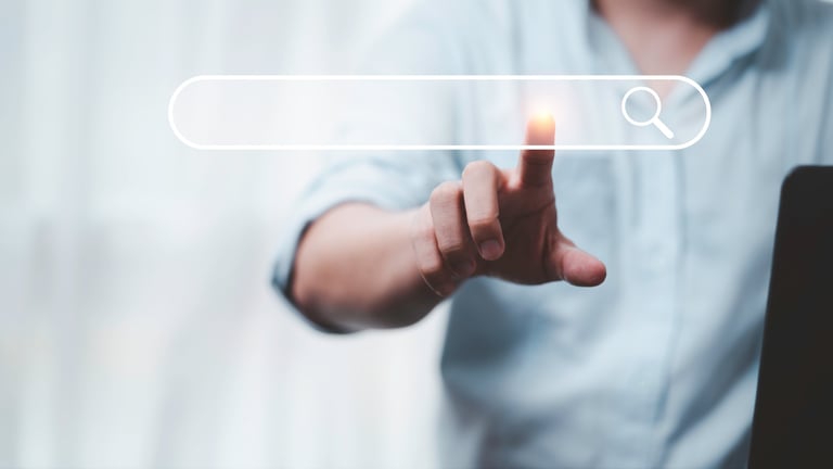 Una persona usando un buscador de internet