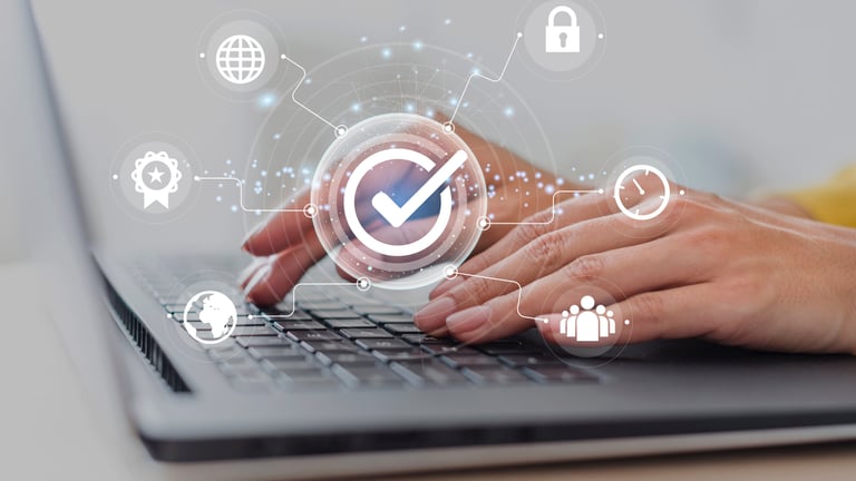 Una persona escribiendo en una laptop mostrando seguridad del sitio web