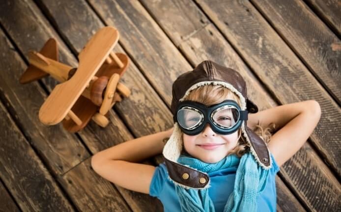 Un enfant qui se sert de son imaginaire pour trouver son épanouissement : la base de l'hypnose dynamique.