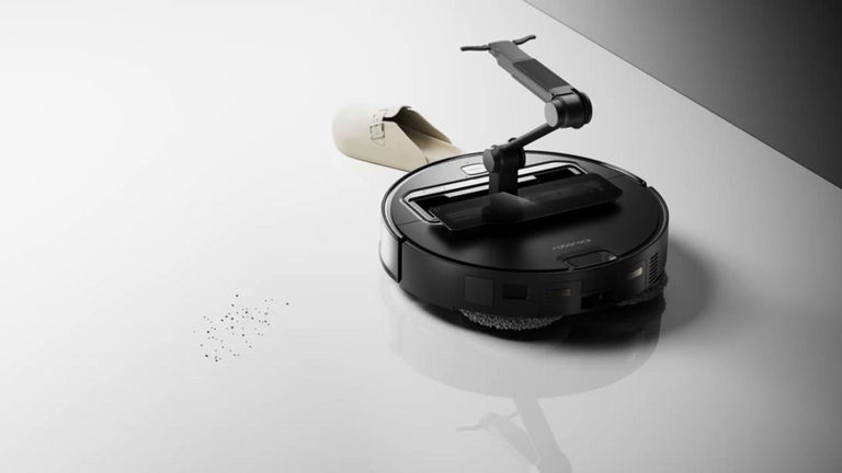 Robot domestico Saros Z70 con la función del brazo mecánico activada