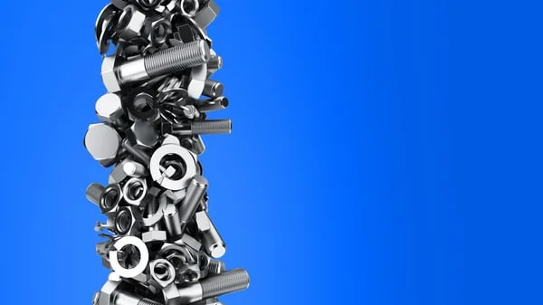 bir dizi farklı tipte somun ve cıvata