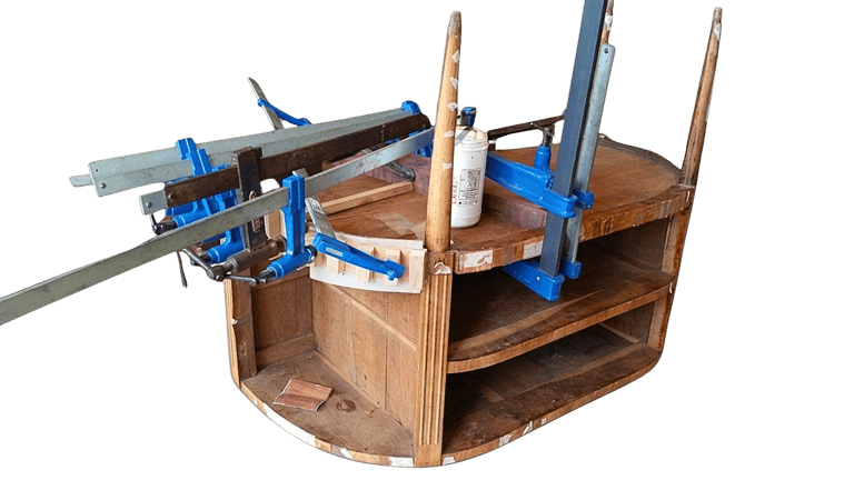 Meuble ancien à l'atelier pendant restauration