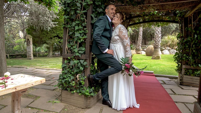 Elopement íntimo en Barcelona, fotografía de pareja a solas por Ángel Fábregas.