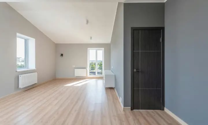 Peinture , pose parquet dans une pièce, miliandeco