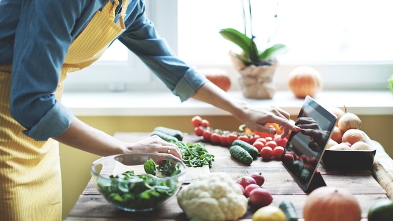 Clase vivencial de idiomas con recetas y conversación en la cocina.