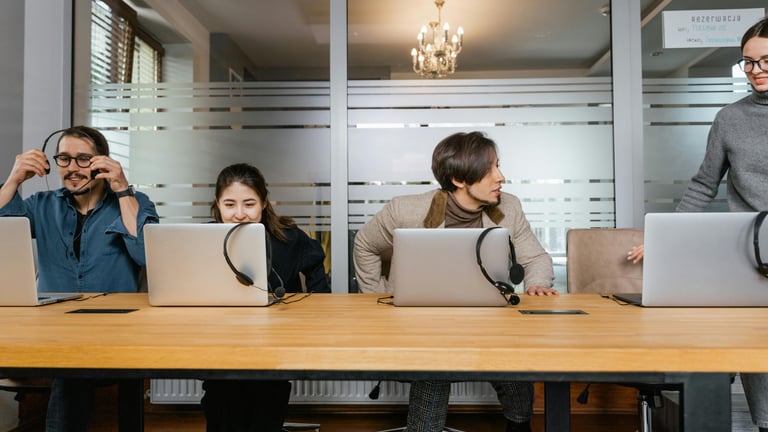 Customer support virtual assistant handling live chat and inbox messages for businesses in Toronto