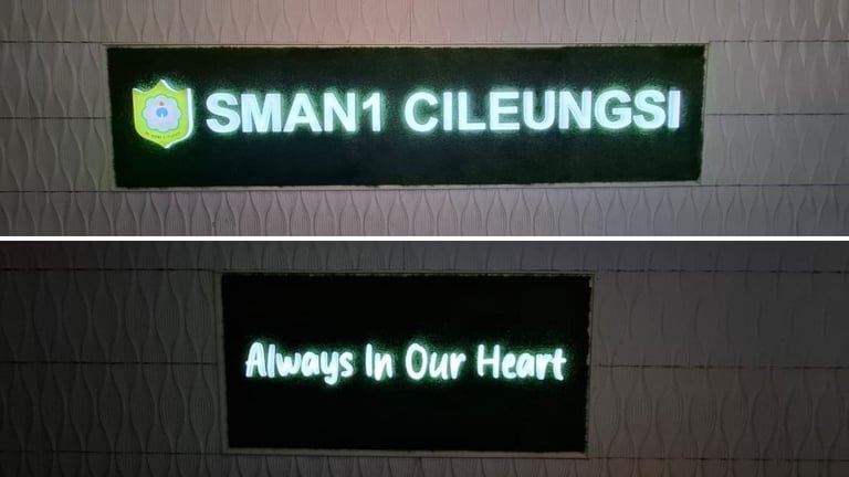 Huruf timbul akrilik nyala di SMAN 1 Cileungsi pada mading rumput sintetis. Karya Angel Family Laser
