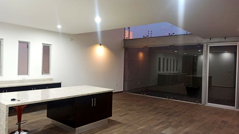 cocina abierta con isla en granito, casa en venta condesa juriquilla