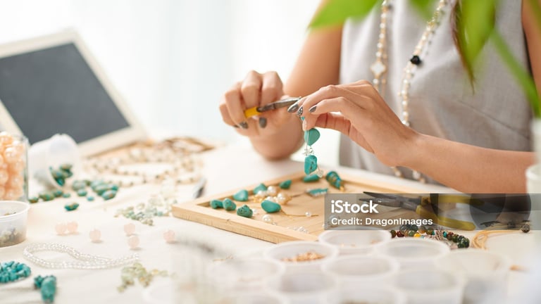 una persona con tijeras. construyendo un collar