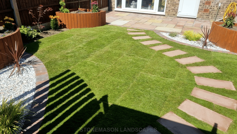 Designer Traditional Modern Circle & Curves Wooden Planters & Modern Screen With Summer House