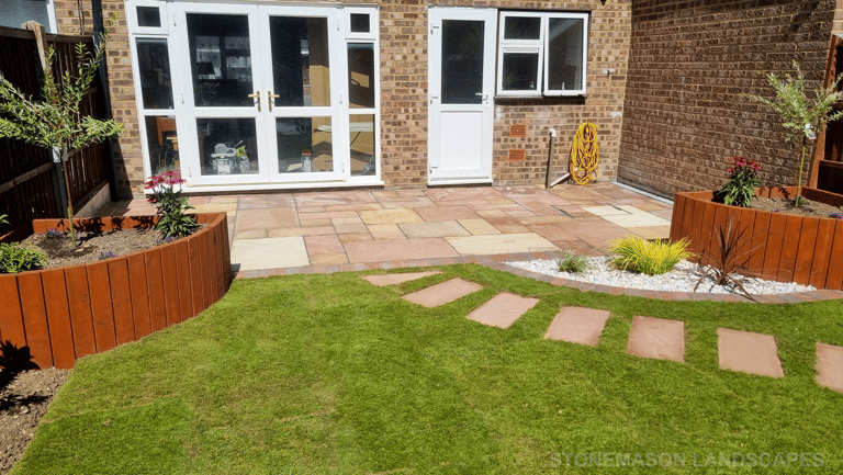 Designer Traditional Modern Circle & Curves Wooden Planters & Modern Screen With Summer House