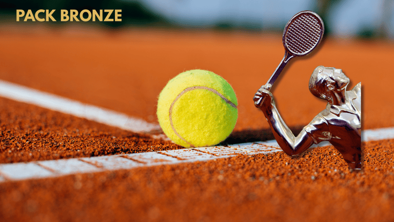 Balle de tennis sur terre battue avec trophée – Grégoire Denis tennis junior France