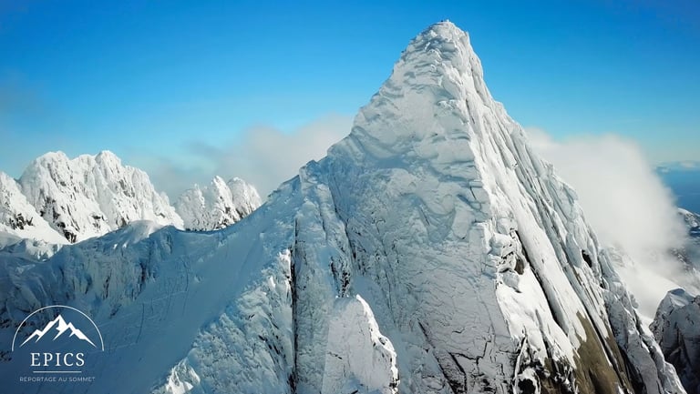 Incroyable montagne recouverte de neige dans les Lofoten, Getgalien, Norvège