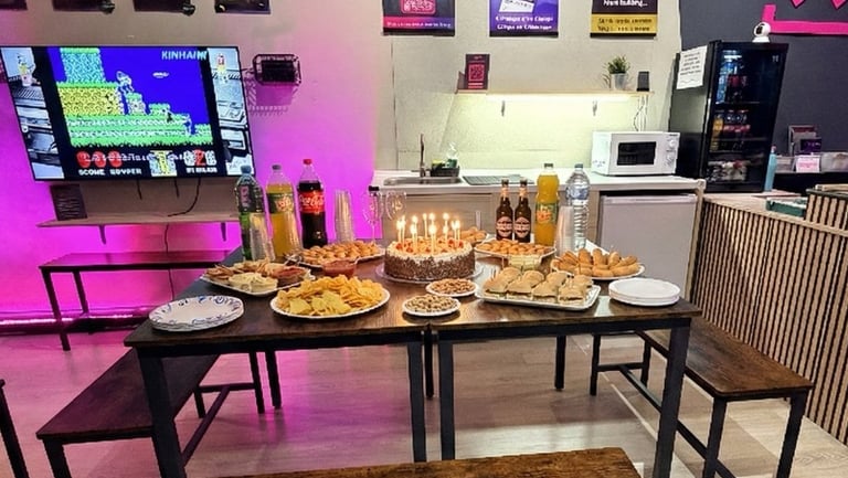 Mesa con tarta y bebidas