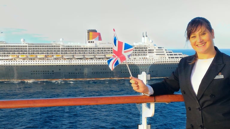 Autora a bordo, navegando lado a lado com o majestoso Queen Mary 2, um raro  inesquecível encontro