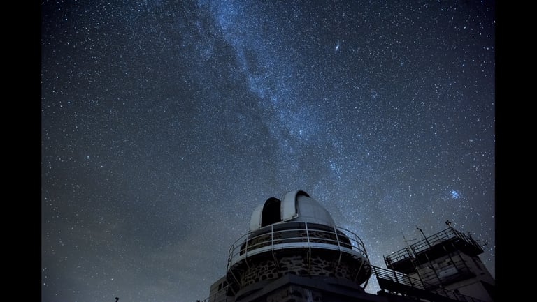 Telescope T1M sous la voie lactée Pic du Midi Pyrénées France 