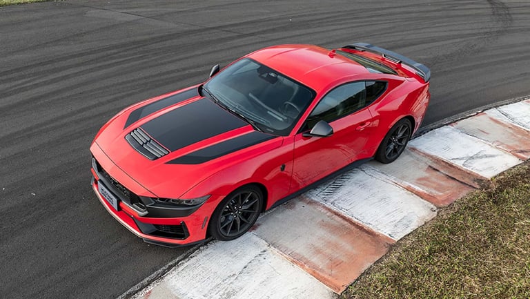 Visão superior do Ford Mustang Dark Horse, destacando o design aerodinâmico e as linhas agressivas d