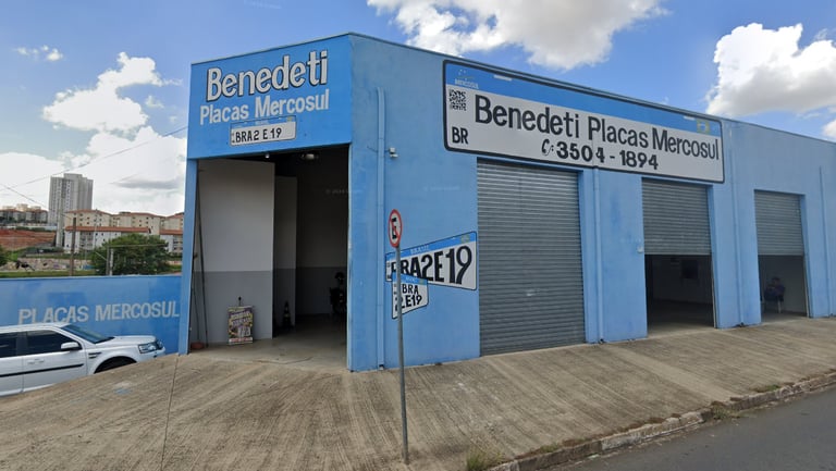 um prédio azul com a fachada escrito Benedeti Placas Mercosul