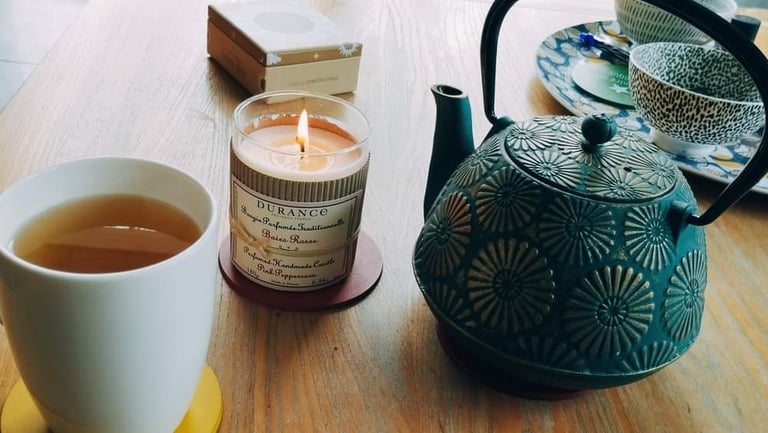 Astrothe en toute convivialité, une image d'un bon thé et d'une bougie pour une ambiance conviviale 
