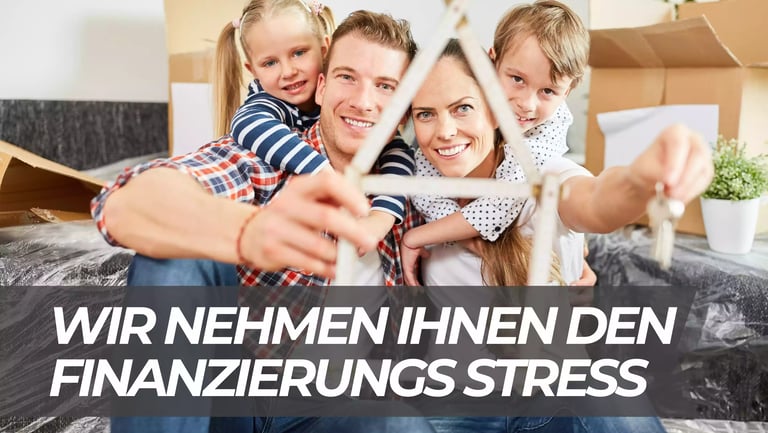 Eine glückliche Familie die Ihre Immobilienfinanzierung mit AurImmo abgeschlossen hat