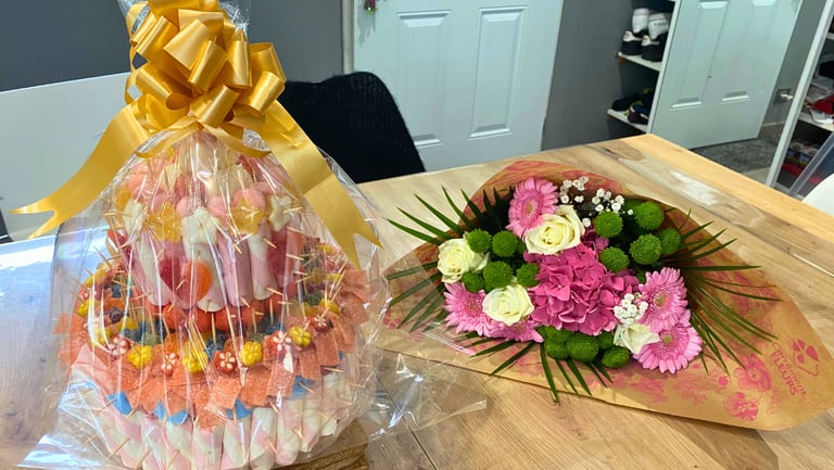 C'est une création de pièce montée a 2 étages fait avec des bonbons fait par Crazy bask Biarritz