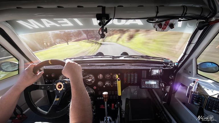 l'intérieur d'une voiture de rallye