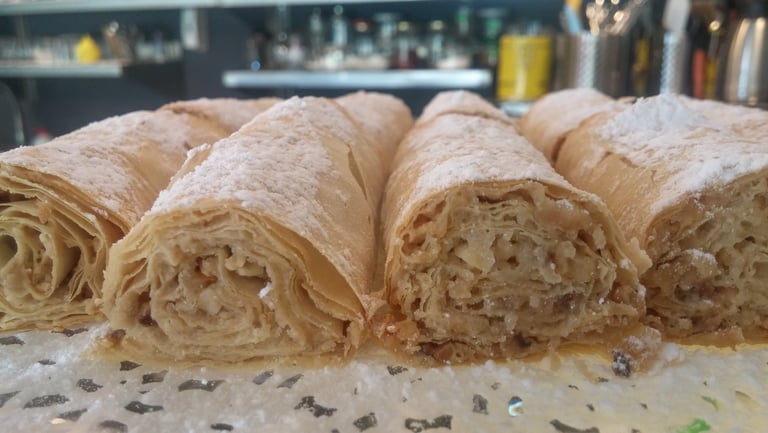 tahinl, ceviz pudra şekeri ile süslenmiş çıtır tatlı