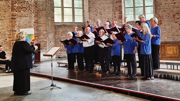 Der Gemischte Chor Berlin Altglienicke beim Auftritt in der Parochialkirche