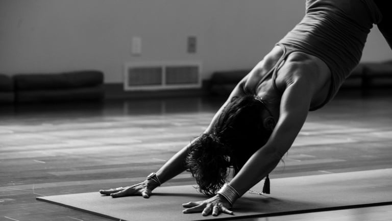 Eine Frau, die sich dehnt und Yoga praktiziert
