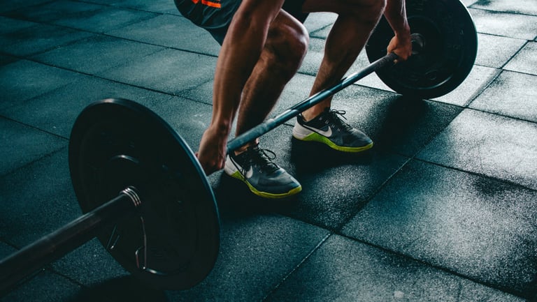 Fitnesstraining, ein Mann der die Übung Kreuzheben ausführt