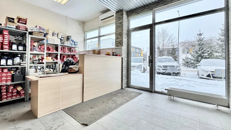 Parduotuvės vidus-prekystalis-vitrinos