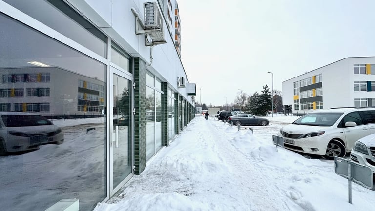 Parduodamų patalpų vitrinos iš lauko