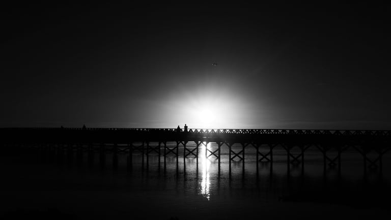 photo noir et blanc, couple, pont, coucher de soleil